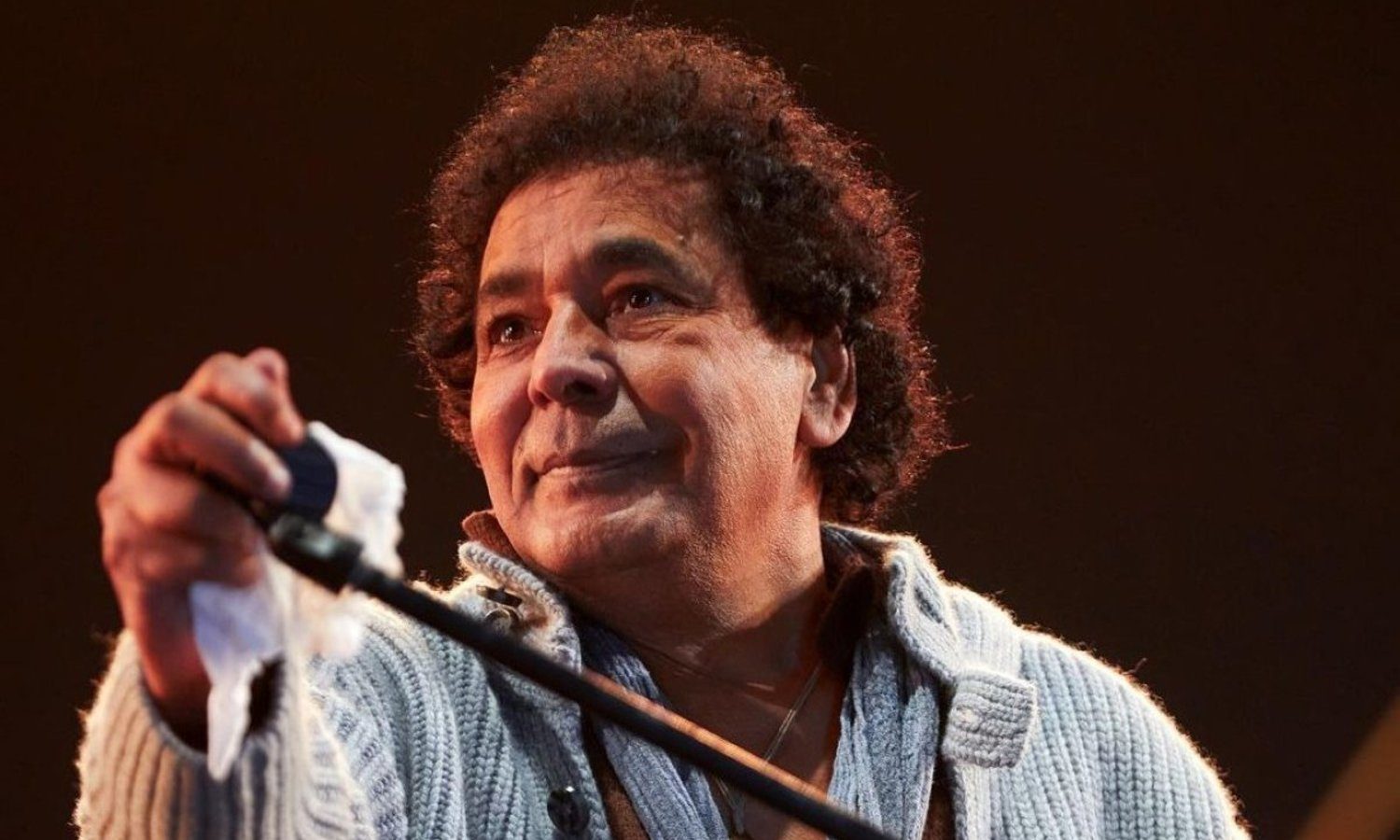 الكينغ محمد منير بذراع مكسورة فوق المسرح (صورة)