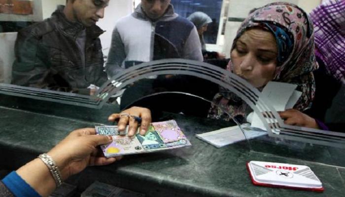 الليبيون يشتكون تأخر الرواتب وحكومة الدبيبة تتنصل الليبيون يشتكون تأخر الرواتب وحكومة الدبيبة تتنصل