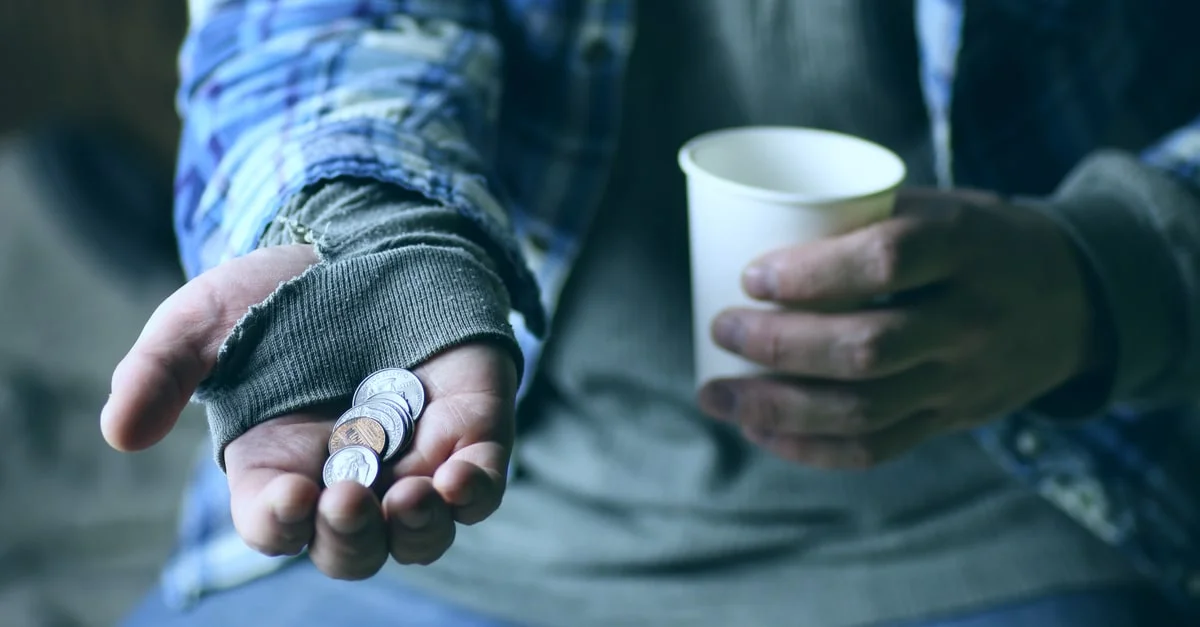 المنارات/ يرتدي ثياب رثة للايقاع بضحاياه