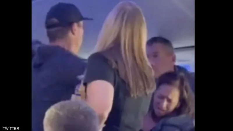 بالفيديو/ لكمات وشجار في الجو خلال رحلة طيران