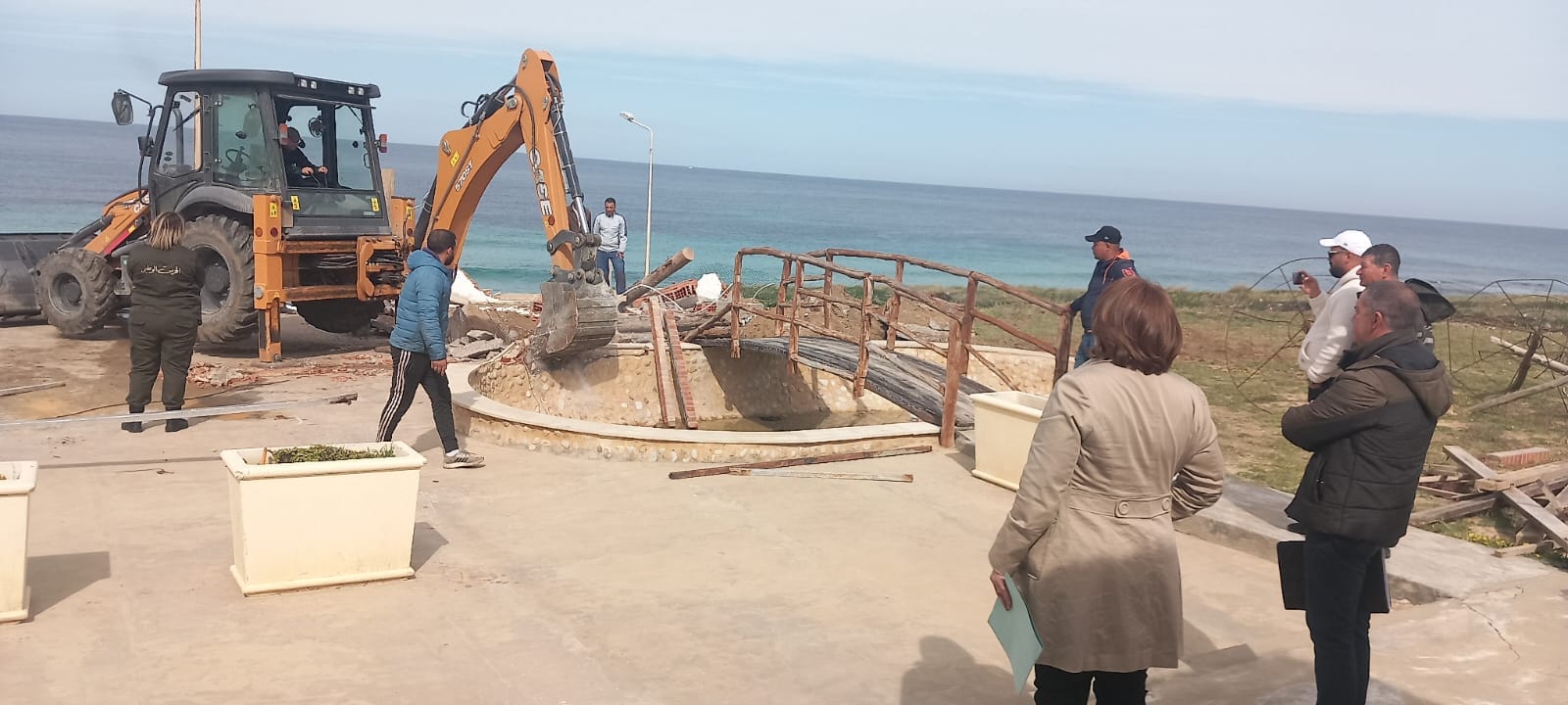 بنزرت/ هدم مطعم ومشارب شُيدت دون سند قانوني (صور) بنزرت/ هدم مطعم ومشارب شُيدت دون سند قانوني (صور)