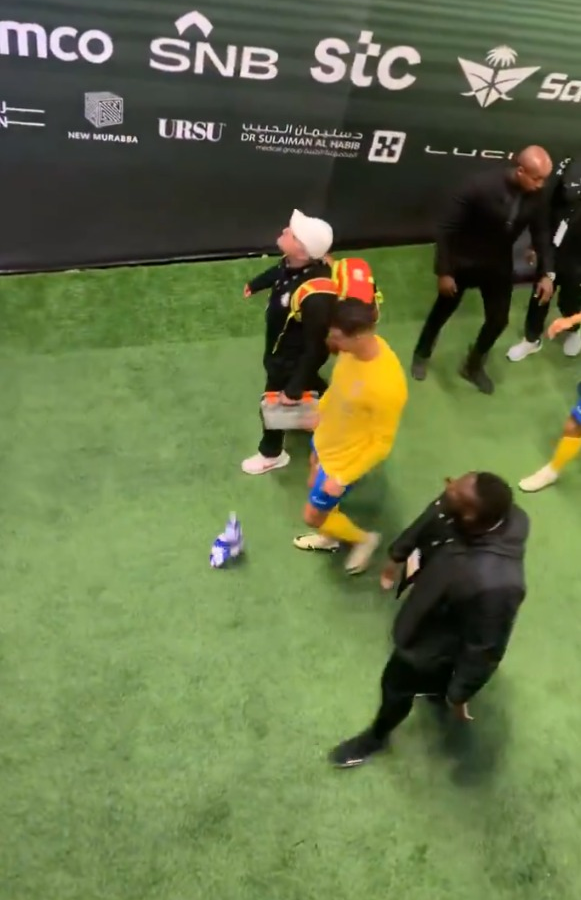 شاهد/ حركة غير أخلاقية من رونالدو تثير الجدل شاهد/ حركة غير أخلاقية من رونالدو تثير الجدل