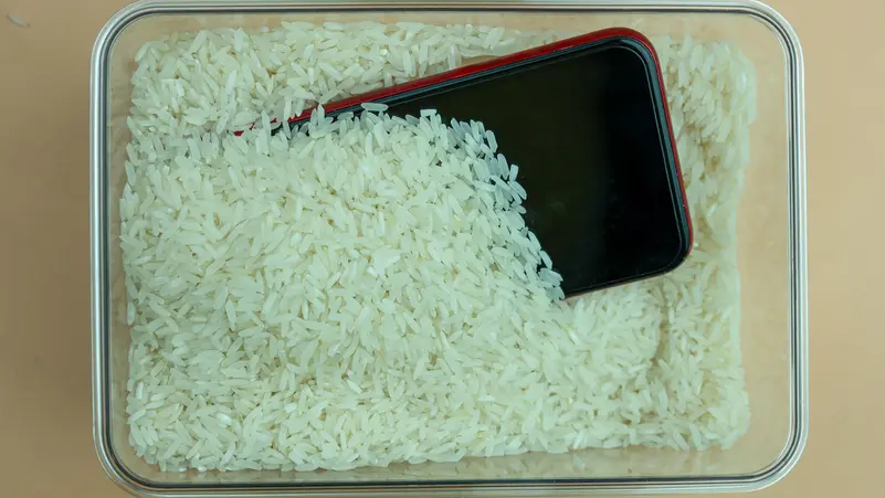 حيلة وضع هاتف مبلل في الأرز.. ابل تحذر
