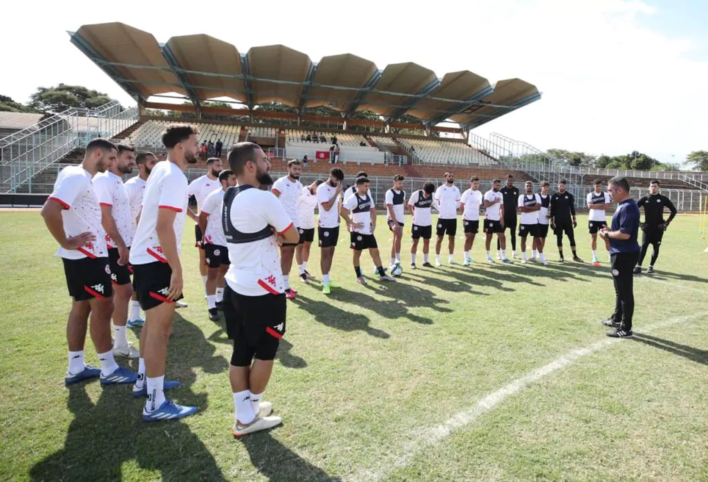 نائبة: بعض عناصر المنتخب الوطني “يلعبو بالمعارف”