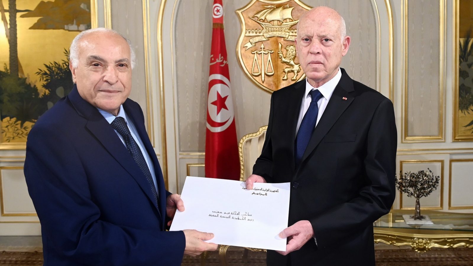 رئيس الجمهورية يتلقّى رسالة من نظيره الجزائري رئيس الجمهورية يتلقّى رسالة من نظيره الجزائري