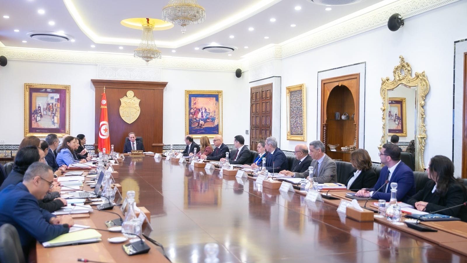 رئيس الحكومة يشرف على الاجتماع الثاني للمجلس الأعلى للإستثمار رئيس الحكومة يشرف على الاجتماع الثاني للمجلس الأعلى للإستثمار