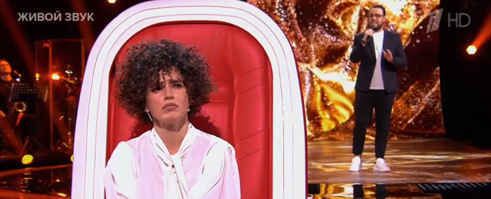 شاهد/ تونسي يخطف قلوب لجنة التحكيم بأداء رائع في “ذو فويس” روسيا