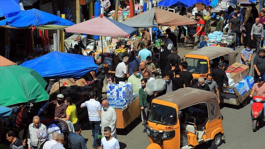 شاهد/ لحظات مرعبة.. اشتباك بالرشاشات وسط سوق شعبية