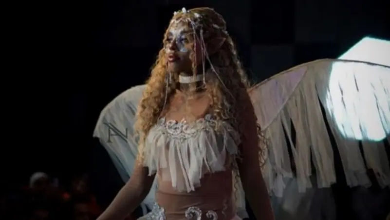 العراق/ فتاة “عارية” بعرض أزياء تثير غضباً والسلطات تتحرك (صور)