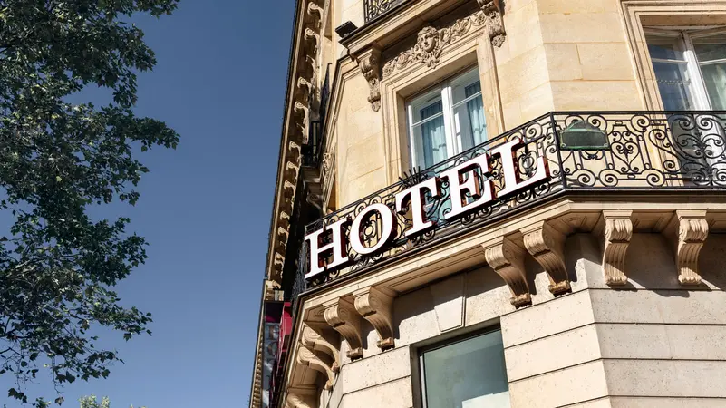 فندق شهير مخصص للأعمال المخلة ومفاجآت خلال المداهمة