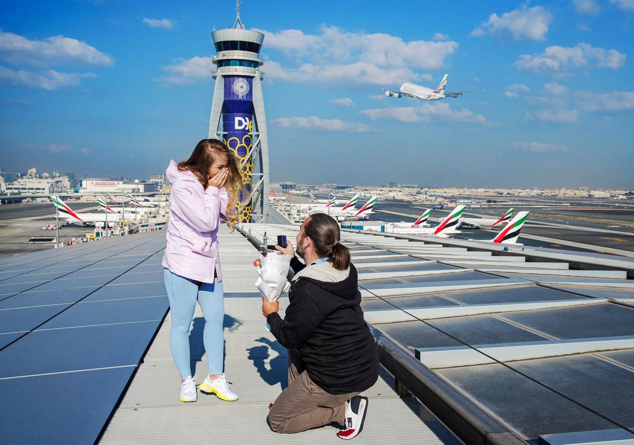 في يوم العشاق.. عرض زواج فريد من نوعه على سطح مطار (صور)