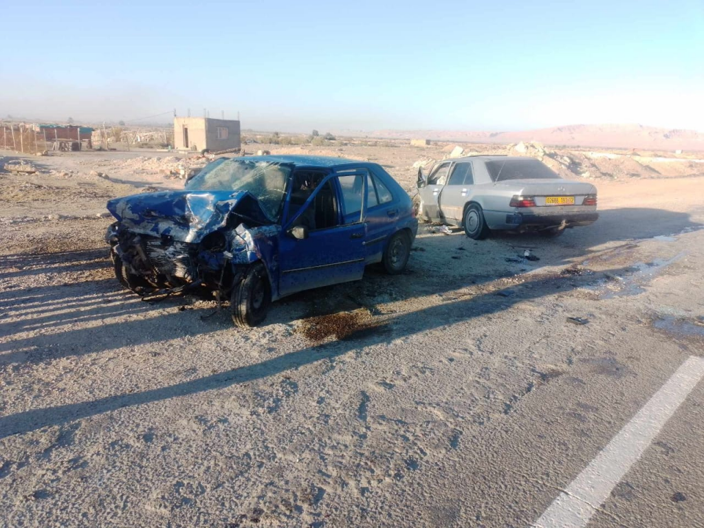 قفصة/ 10 اصابات جراء حادث اصطدام سيارتين (صور) قفصة/ 10 اصابات جراء حادث اصطدام سيارتين (صور)