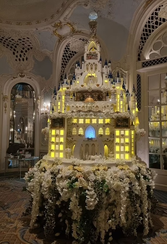 كعكة زفاف تكلف ثروة بلغت 17 ألف دولار! (صور)