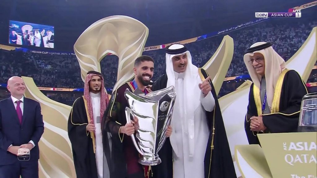 من البلاط إلى الشوارع.. شاهد فرحة القطريين بعد تتويج 