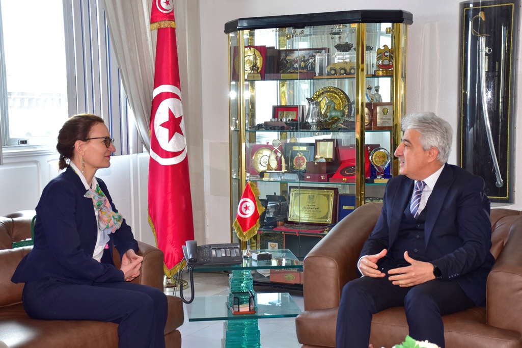 وزير الدفاع يجتمع بسفيرة فرنسا