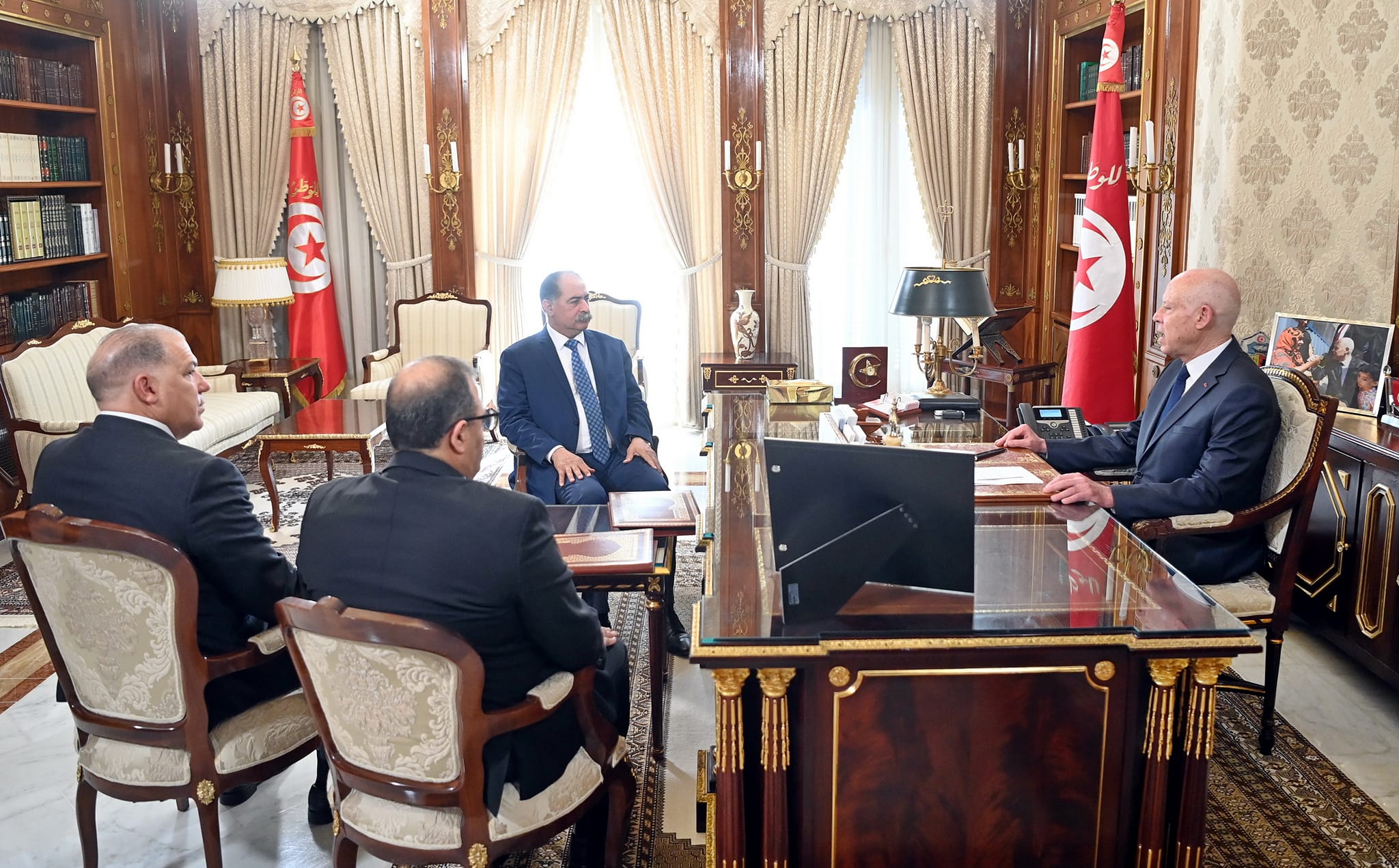 الرئيس: مواطنة قضت اسبوعا كاملا تتردد على البلدية للحصول على مضمون !