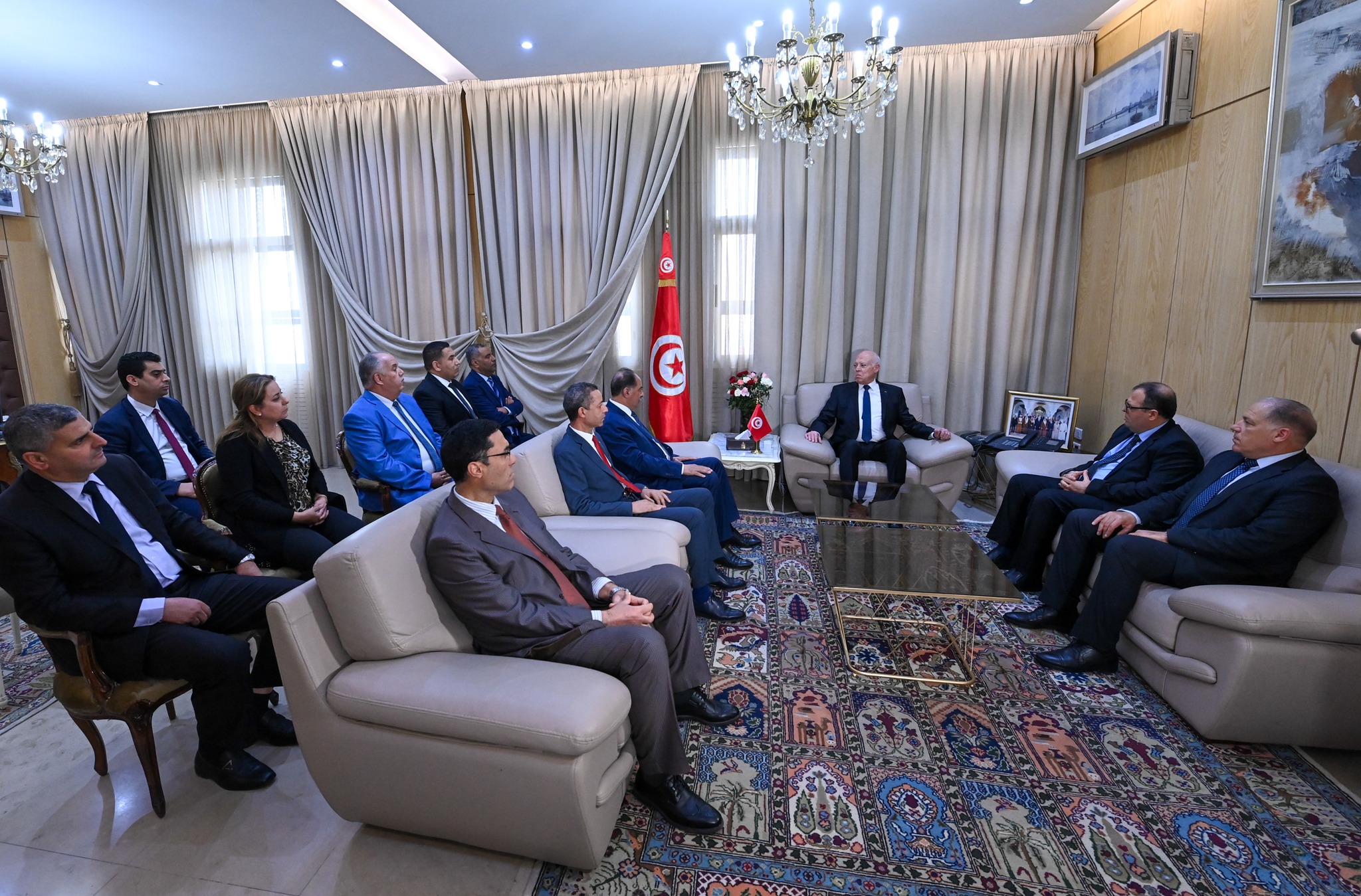 في زيارته للداخلية/ الرئيس يدعو للتصدي لظاهرة الرشوة