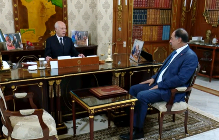 الرئيس...على كل مسؤول ألاّ يغيب عنه أنه يمثل الدولة