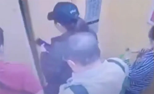 انتحار جماعي لعائلة.. ربطوا أياديهم وقفزوا من الطابق الـ21