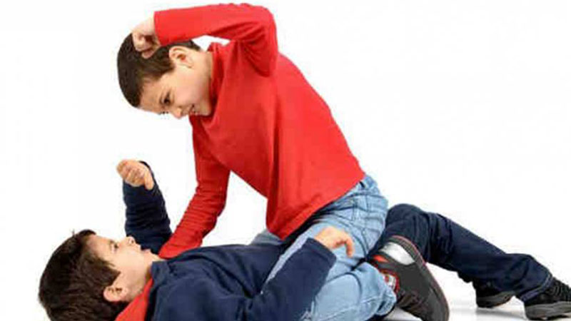 ثاني حادث في ايام/ تلميذ يشوه وجه زميله بمقص!