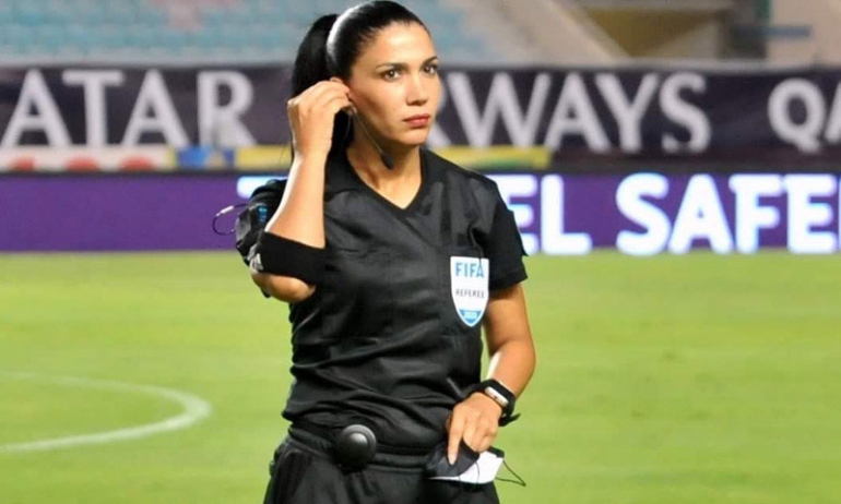 درصاف القنواطي حكمة لمباراة جنوب افريقيا ونيجيريا