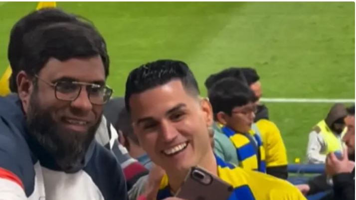 شبيه رونالدو التركي في ملعب النصر يشعل التواصل (فيديو) شبيه رونالدو التركي في ملعب النصر يشعل التواصل (فيديو)