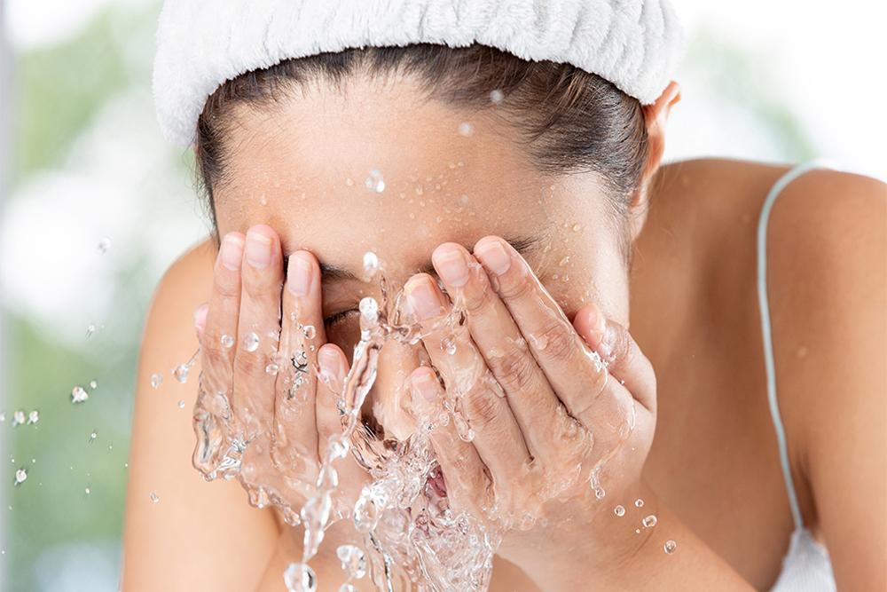 غسل الوجه صباحاً ليس ضرورياً.. أطباء يوضحون السبب