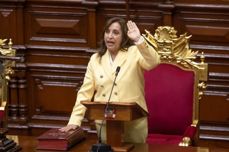 فيديو للشرطة تداهم منزل رئيسة البيرو
