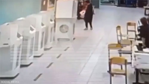 بالفيديو/ امرأة تشعل النار في مركز اقتراع في موسكو
