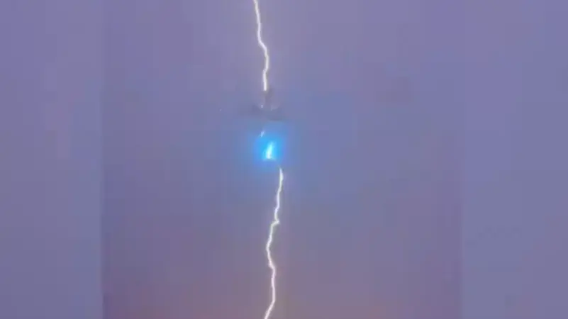 مشهد مذهل.. صاعقة تضرب طائرة في الجو