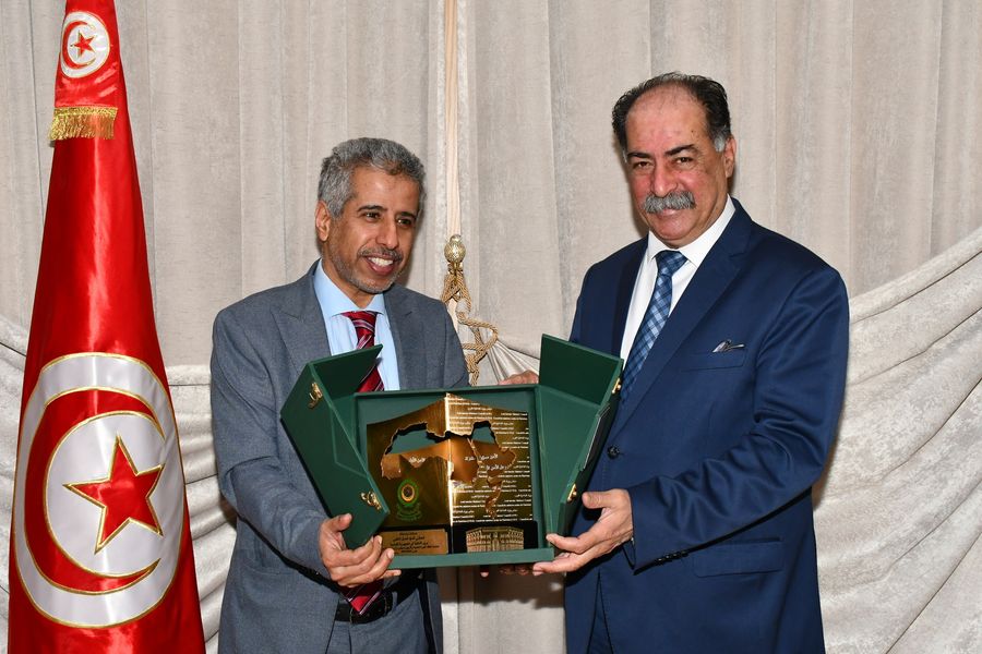 الفقي يتسلم درع مجلس وزراء الدّاخليّة العرب