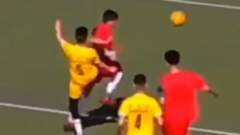 شاهد/ وفاة لاعب جزائري بعد أن ضرب الكرة برأسه