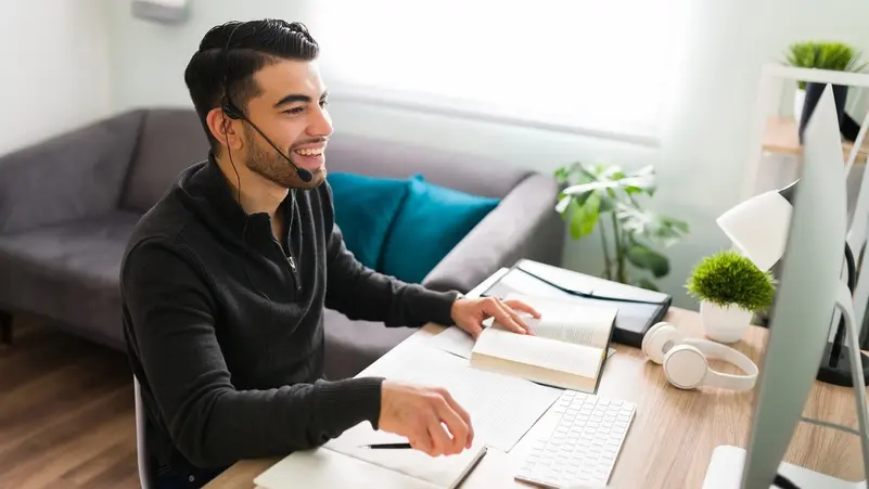 بعضها يدفع 250 دولاراً في الساعة.. 5 وظائف يمكن العمل بها من المنزل