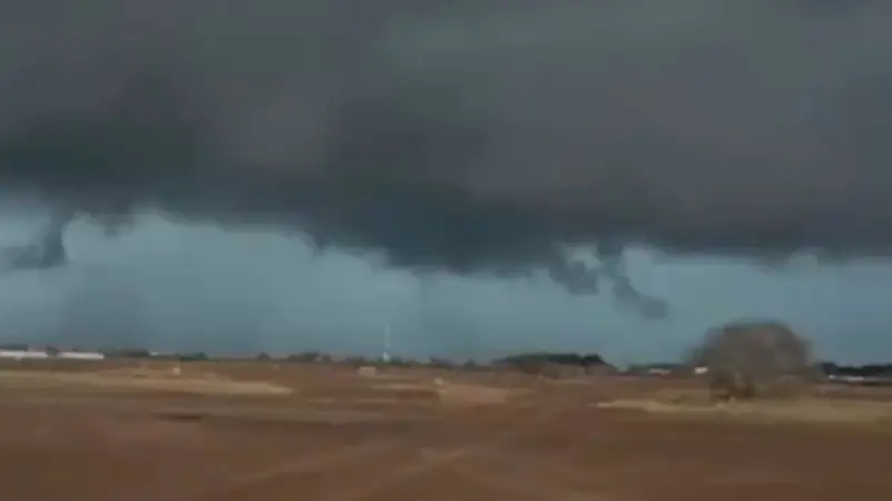 السماء تتحول إلى سواد بسلطنة عمان