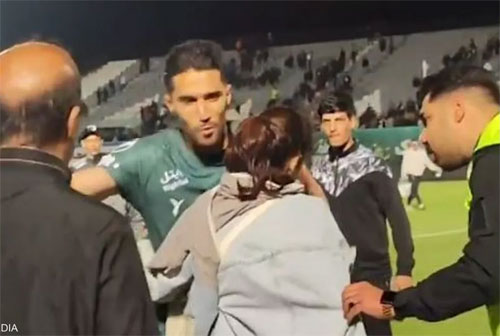 شاهد/ الشرطة تهاجم حارس مرمى وسط الملعب.. والسبب صادم