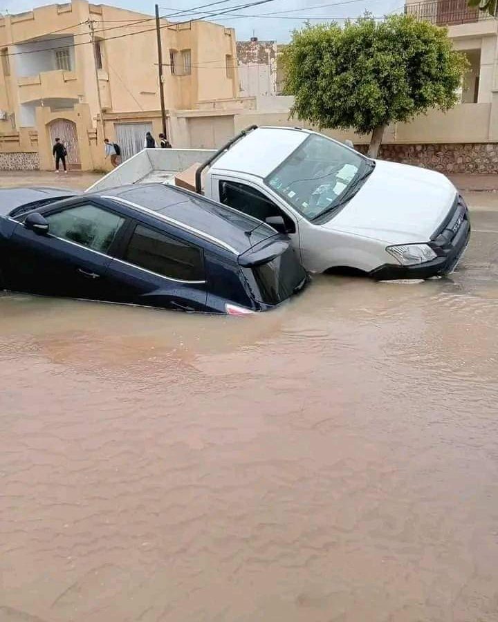صفاقس.. سقوط سيارتين في حفرة (صور)
