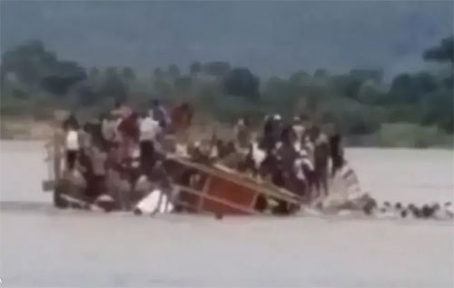 صادم/ شاهد لحظة غرق قارب ومصرع العشرات (فيديو)