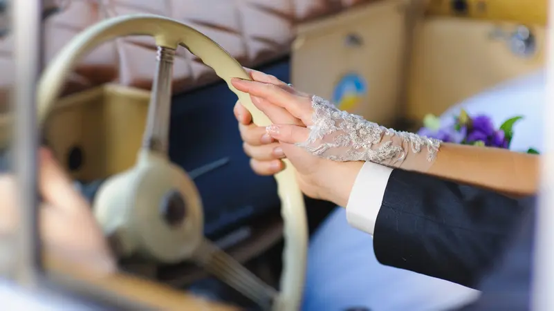 فرح تحول لجنازة بمصر.. سقوط سيارة زفة العروس في ترعة