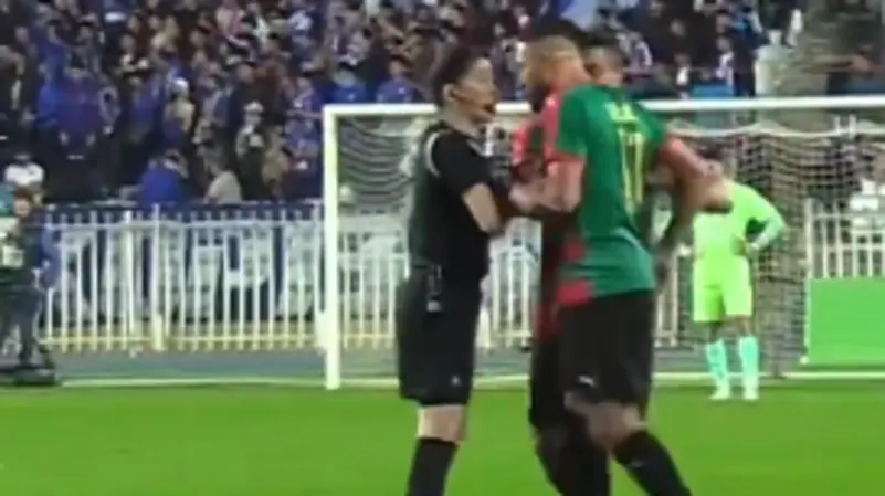 فيديو ليوسف بلايلي يعتدي على حكم امرأة يثير الجدل