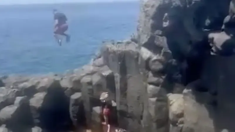 صور مخيفة لشاب يقفز من علو شاهق.. يخطئ بتقديره ويرتطم بالصخور
