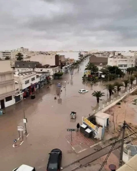 قابس/ سيارات عالقة في المياه والحماية في استنفار (صور)