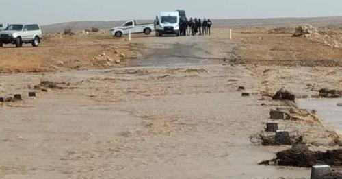 قبلي/ اجلاء 13 سائحا علقت حافلتهم جراء الامطار