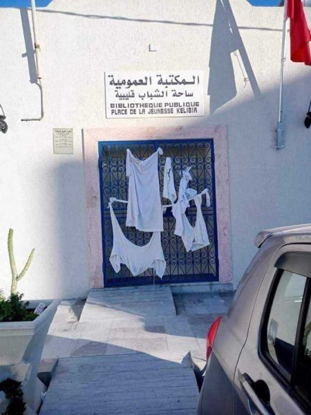 قليبية.. نشر ملابس على باب المكتبة العمومية والمندوبية توضح