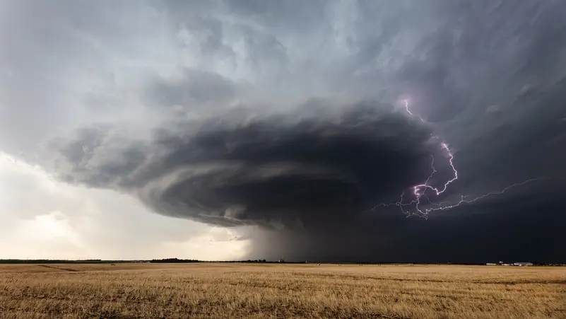 كاميرا من سيارة التقطت إعصارا مرعبا