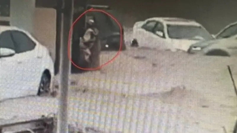 مشهد لأب عانق ابنته وسط سيول عمان
