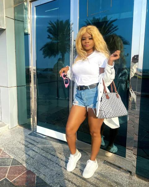 من السيارات الفارهة في دبي إلى خيمة في غابة زيتون.. من هي clara fowe وماذا تفعل مع المهاجرين في العامرة ( صور + فيديوهات)