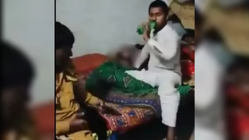 يخنق أخته والأب يكافئه بزجاجة ماء