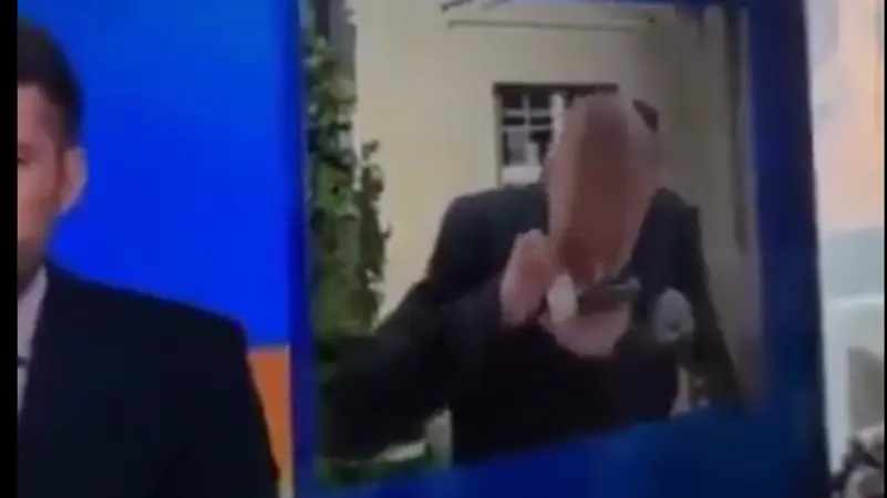 الكاميرا تضبط مراسل يستنشق مسحوقاً أبيض