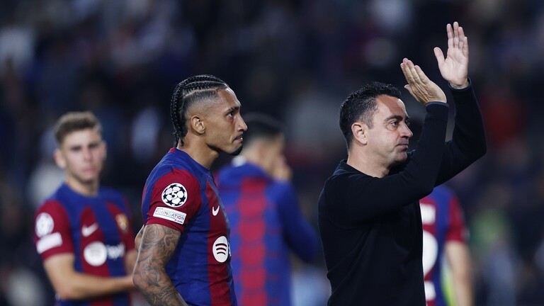 برشلونة يقيل مدربه تشافي