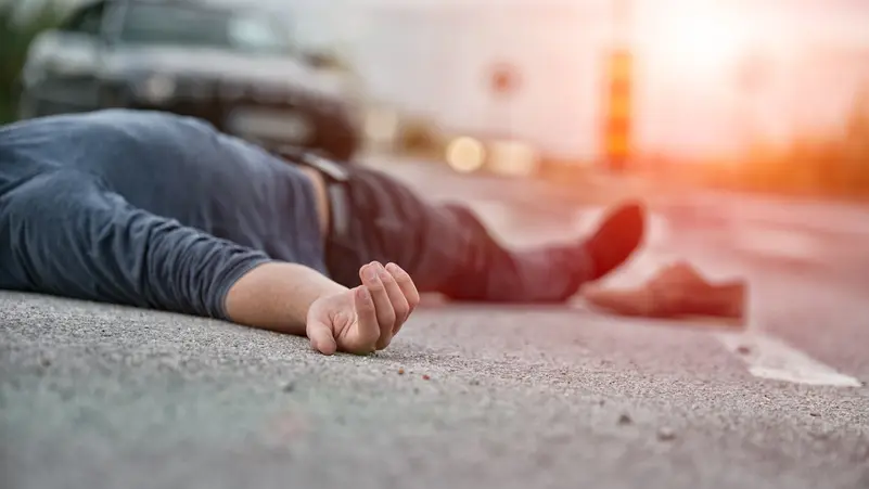 تحرش بها وضرب والدها.. مصرية تقتل شاباً على الملاً